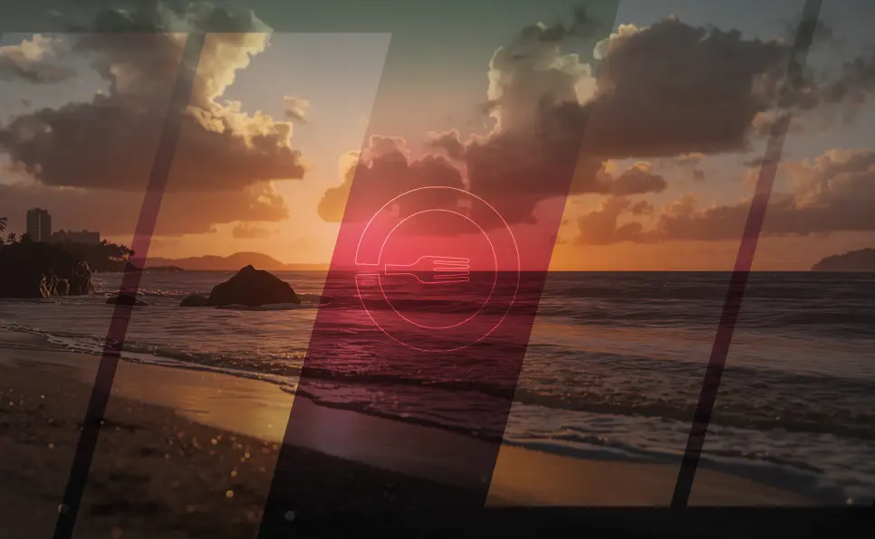 Pôr do sol na praia com sobreposição do logotipo Vou de Garfo, ilustrando guia de gastronomia no litoral paulista.
