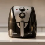 Air Fryer Mondial AFN-40-BI Family preta e inox em bancada de cozinha.