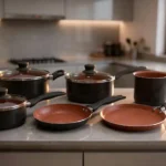 Jogo de panelas Brinox Ceramic Life Easy na cor preta com revestimento interno cerâmico terracota, incluindo fervedor e frigideiras sobre bancada.