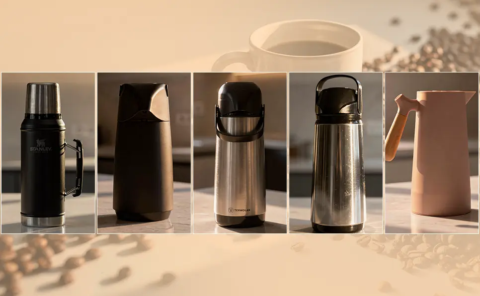 Cinco modelos de garrafas térmicas para café alinhados, incluindo uma Stanley Classic preta, modelos de bomba Termolar em inox e uma garrafa térmica nórdica rosa com cabo de madeira.